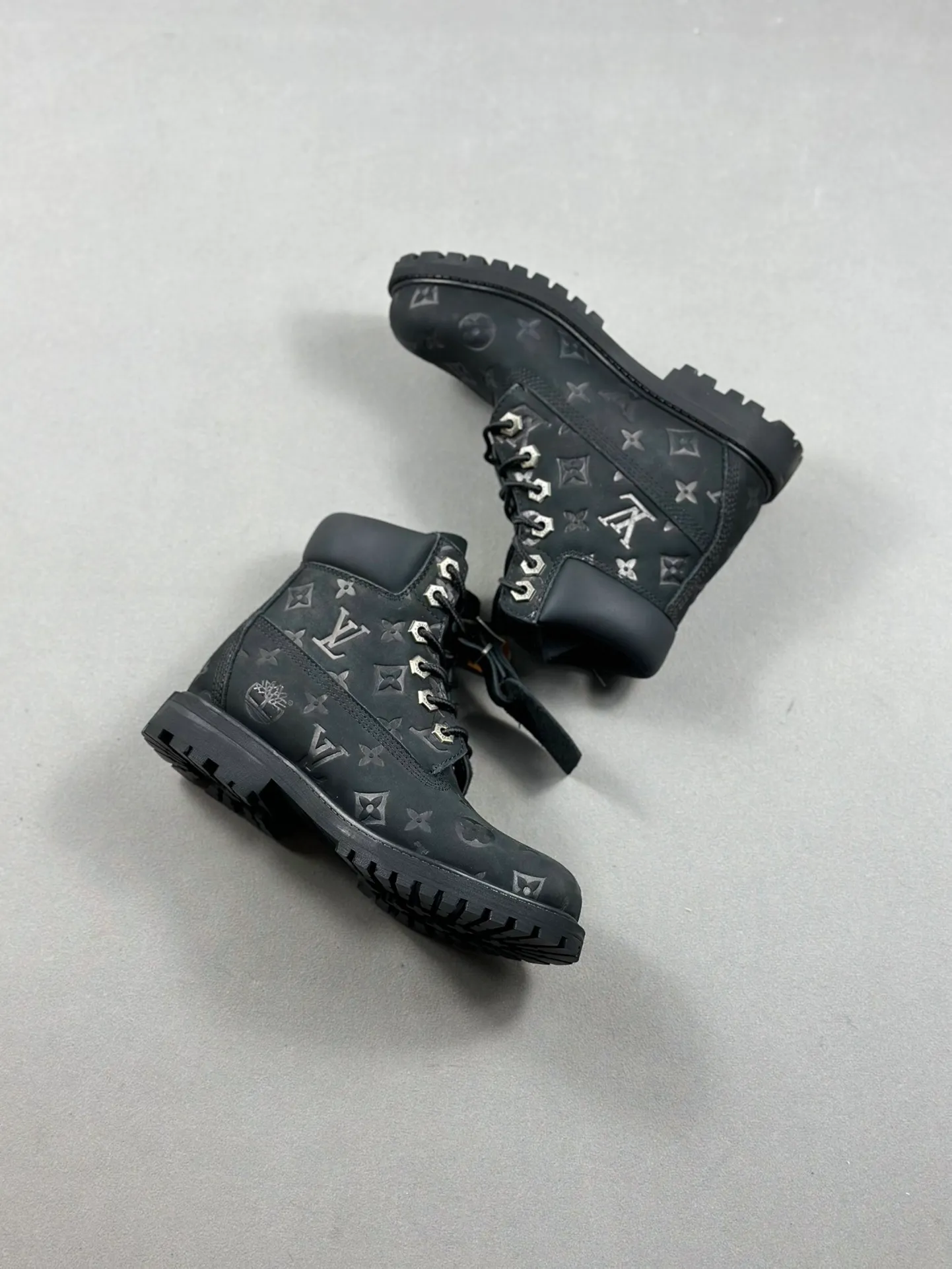 Local pick-up 💰1100 supports delivery. The same style of Jiaer is pure and original. Produced by Zhongshan Factory. Louis Vuitton As the first collaboration between the two parties, this shoe redefines the classic design of Timberland's 6-inch rhubarb boots. Timberland/Timberland's 6-inch full-print presbyopic rhubarb boots pay homage to the classic yellow boot shape of the 1996 Grandmaster Flash. Original hardware molded lace buckles. Newly upgraded top-notch craftsmanship. OEM by Zhongshan factory. Original imported leather - independent private mold outsole, correct logo, non-market wrong version. Original and consistent full-grain nubuck leather collar, all-cow lining, brand new original packaging shoe box, exclusive supply to the market, official item number: 1AD7YN, size: 35 36 37 38 39 40 41 42 43 44 45 46